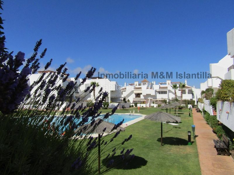 Foto c5fb7677-0a5a-4fc3-8ffb-6cf2131ad408. Àtic amb xemeneia aparcament piscina a Islantilla golf Islantilla