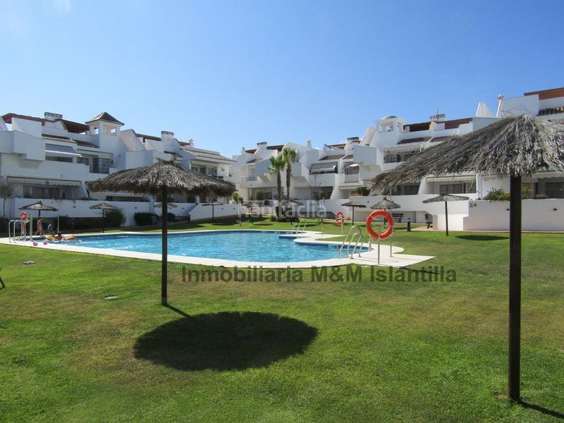 Foto ce5d3c20-89a4-4d2a-b350-462239b7dd46. Àtic amb xemeneia aparcament piscina a Islantilla golf Islantilla
