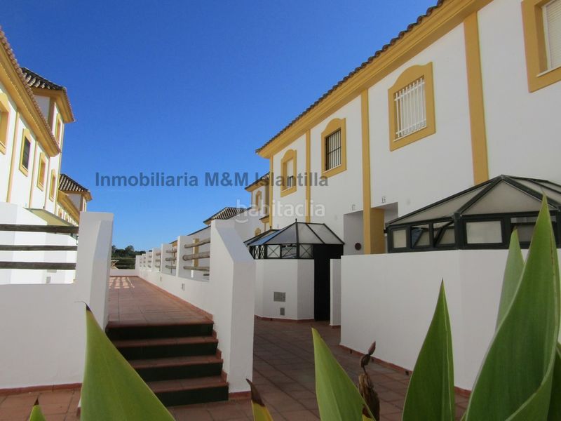 Foto 25574fdb-11d6-49cc-b4db-e1e515d091e4. Casa adossada amb aparcament piscina a Islantilla golf Islantilla