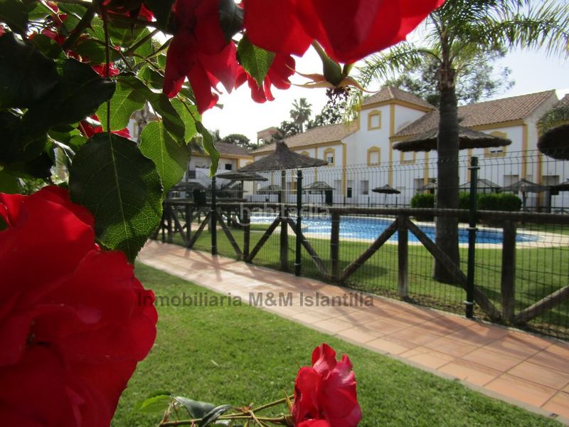 Foto 4890bf66-9fab-4c9b-a44c-be11c7665592. Casa adossada amb aparcament piscina a Islantilla golf Islantilla