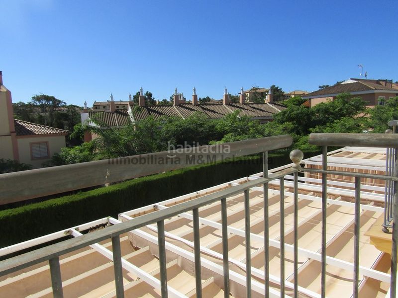 Foto 489aa1ba-10d1-40c4-bec5-1f966fa58b11. Casa adossada amb aparcament piscina a Islantilla golf Islantilla