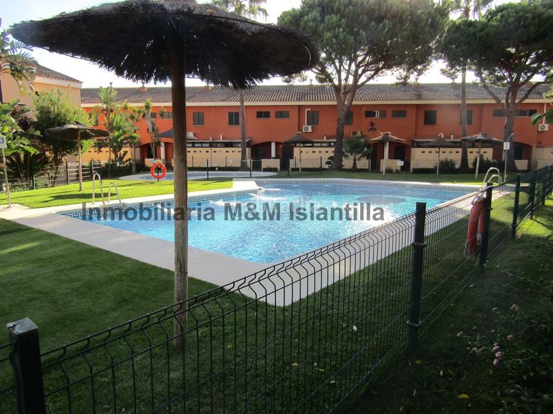 Foto d2a9af5f-deb9-47d7-a009-707332b00d62. Casa adossada amb aparcament piscina a Islantilla golf Islantilla