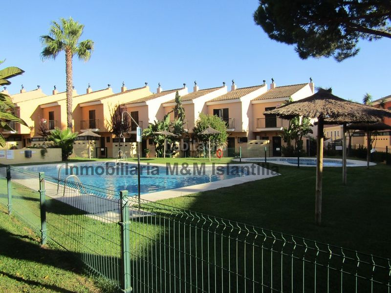 Foto dbb3fb20-7496-4e0b-b1ee-9c475609aea1. Casa adossada amb aparcament piscina a Islantilla golf Islantilla