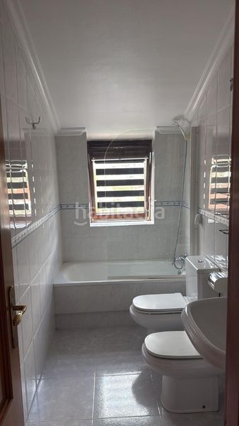 Foto da0cee1b-5627-457f-8d7c-3d08e61d701b. Alquiler apartamento en rúa redondo 40 piso en urbanización privada con piscina y plaza de garaje en Vigo