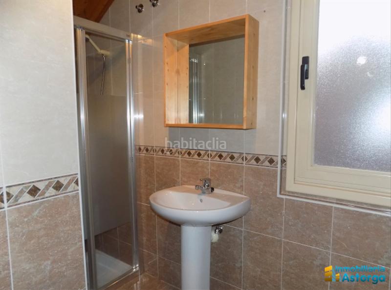 Foto 048dcaf1-ab99-4e9e-ad0c-d40686759156. Casa adossada a Astorga