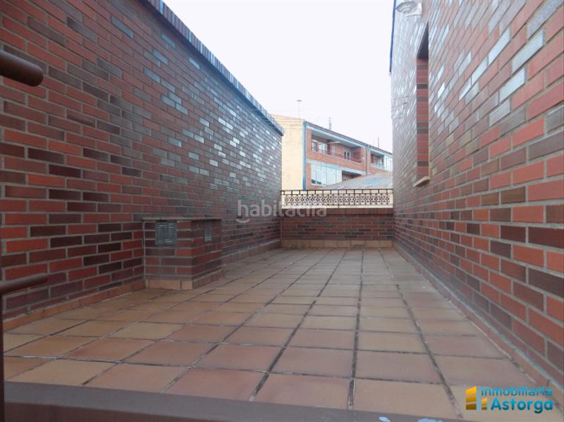 Foto 0cfdc636-0dcb-4cae-b619-72ff9c757fd5. Casa adossada a Astorga