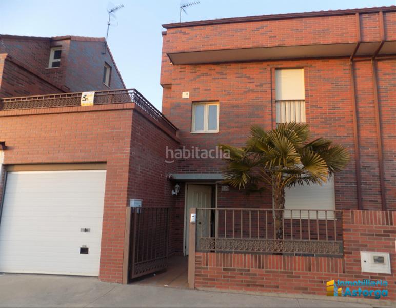 Foto 46d04a1b-dfae-4558-83a5-e1c73a351a49. Casa adossada a Astorga