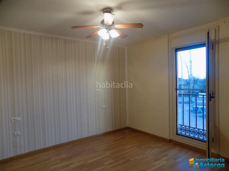 Foto c7f8eca0-cbc8-4a7c-bdba-47ae965533d9. Casa adossada a Astorga