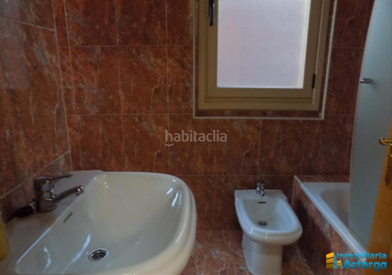 Foto e09acb4b-2647-4f04-8021-6d3e83ca1f04. Casa adossada a Astorga