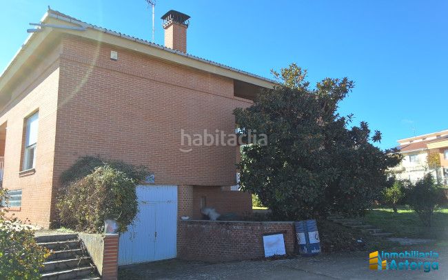 Foto 8a618ffa-994c-4f3c-9c6c-efb61eecf0da. Chalet avec chauffage parking piscine dans Astorga