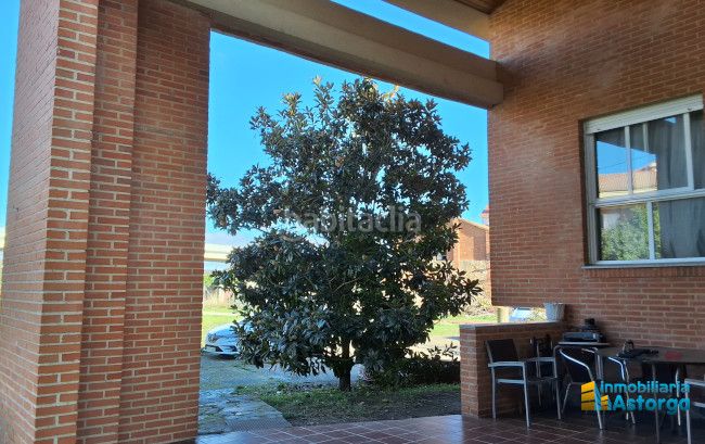 Foto db2c3470-75b1-4551-9535-64726396f8b4. Chalet avec chauffage parking piscine dans Astorga