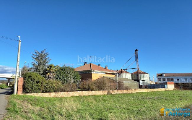 Foto f61b10e3-f42e-44f6-b752-50a3265f5080. Chalet avec chauffage parking piscine dans Astorga