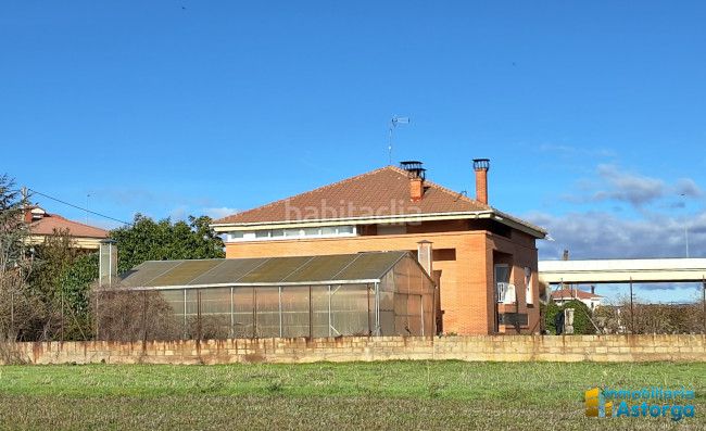 Foto f90444a0-f248-4799-9324-93c05fe18702. Chalet avec chauffage parking piscine dans Astorga