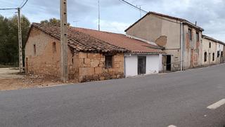 Masia a Espino de la Orbada. Terreno con casa de pueblo en venta