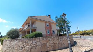 Xalet a Santa Marta de Tormes. Chlet pareado en venta