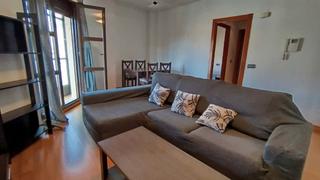 Rent Flat  Calle ancha. Piso de 2 dormitorios y baño a 5 minutos de la plaza mayor de sa