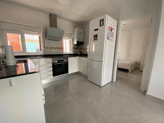 Location Appartement  Calle cooperación. Piso amueblado de 3 dormitorios al lado de la estación de autobu