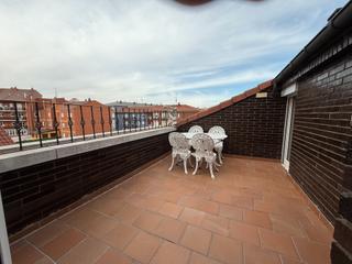 Pis a Calle orugo 110. Piso con terraza en calle orugo