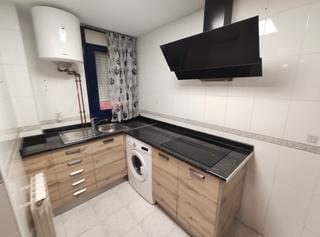 Appartement à Calle jazmín 11. Apartamento seminuevo amueblado en trobajo del camino.