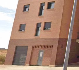 Lloguer Local Comercial a Calle la santina 4. Local comercial en esquina en navatejera de 100m2