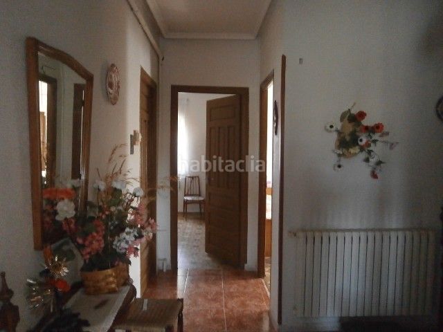 Foto 8a5242b8-38a8-49e8-94d0-cb5bb69a6280. Casa amb aparcament a Santiago Millas