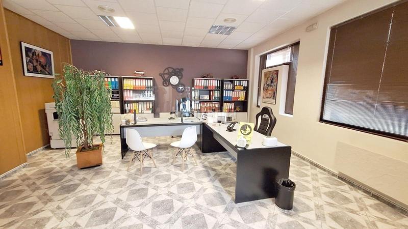 Foto f80339c0-68b9-4593-9025-979c612daf10. Local comercial oportunidad única en el centro ! en Bembibre