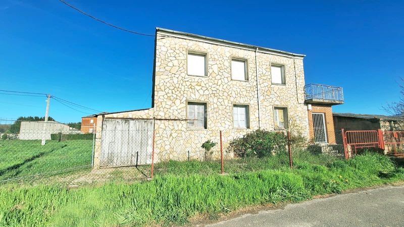 Foto ed9e76cc-5f86-4ec9-b100-90e461a9e293. Casa a Cuatro Vientos Ponferrada