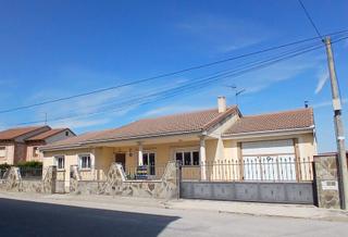 Xalet a Calle sanchonuño 27. Chalet en venta en gomezserracín segovia. ref.1990