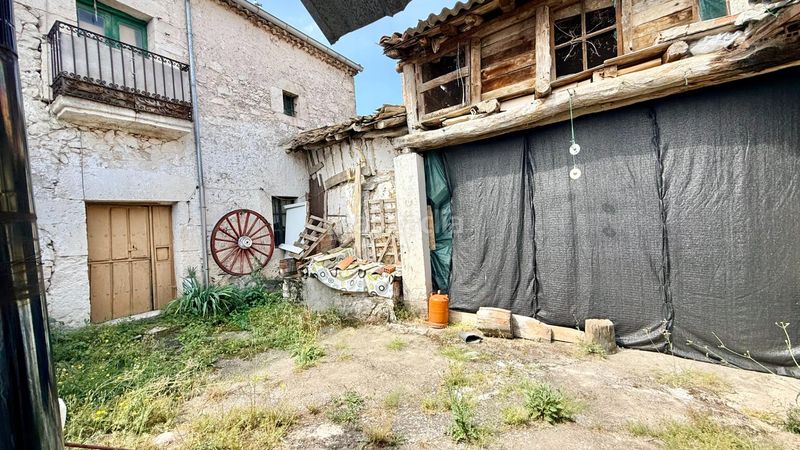 Foto d16dca81-322b-4a2d-bd49-5cb30a26f3f2. Casa amb aparcament a Olombrada