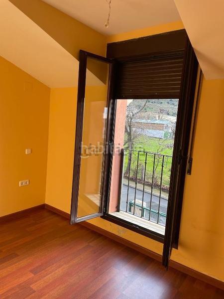 Foto 41e89542-58fb-4827-a8b6-1fc60cb1a7cc. Doppelhaus mit heizung parking in Otero de Herreros