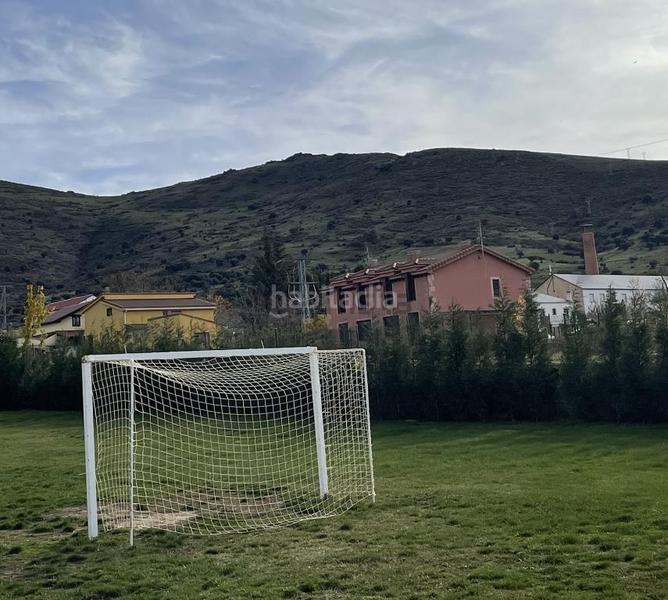 Foto da152857-5557-4879-bec8-1077430ee63a. Doppelhaus mit heizung parking in Otero de Herreros