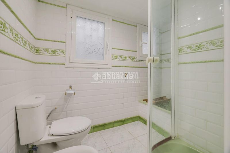 Foto 2f2e3a35-b31d-4db9-8e6f-1e56f3183d9c. Pis amb calefacció a Sant Antoni Barcelona