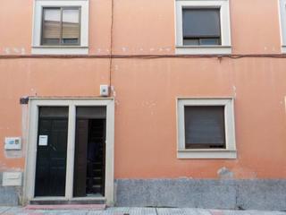 Pis a Calle alfonso ix 38. Piso independiente de tres habitaciones con baño cocina y balcón