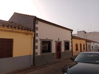 Casa aparellada a Calle ramón y cajal 20. Casa totalmente reformada , con tres habitaciones y un loft, tie