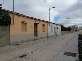 Maison jumelée à Calle miño 3. Casa adosada en venta en ciudad rodrigo