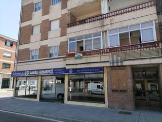 Pis a Calle santa clara 108. Piso de 3 habitaciones con dos baños , en el salón tiene una gal