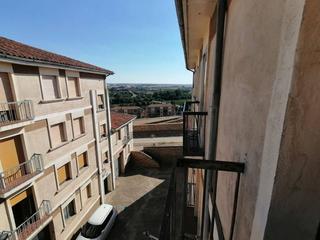 Appartement à Calle feliciano de silva 3. Piso de cuatro habitaciones , con dos baños , salon , cocina con