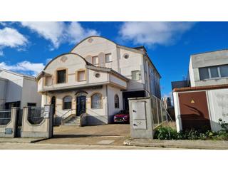 Edifici  Calle nuevo milenio. Fabrica de embutidos y salazon de jamones con sala de despiece