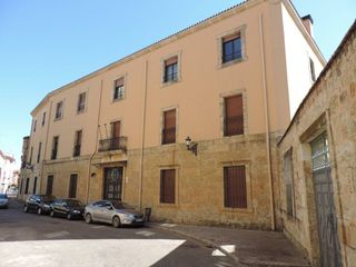 Gebäude  Calle domínguez bordona. Venta de hotel en ciudad rodrigo