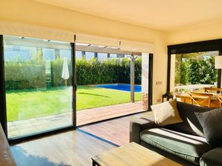 Casa aparellada a Albons. Última casa en venta