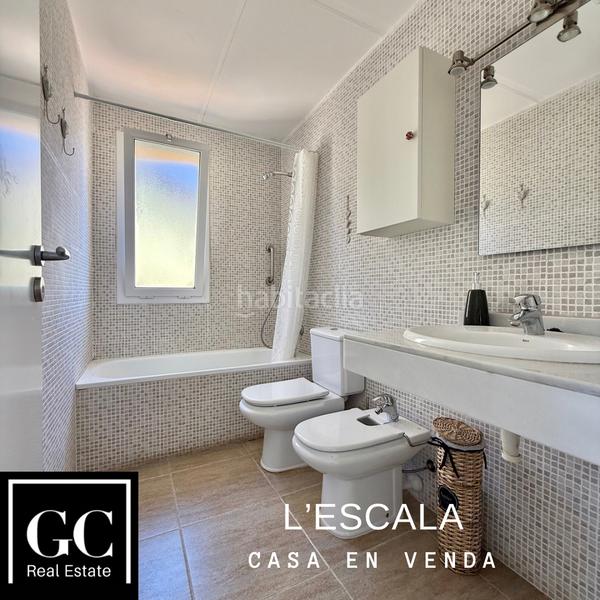 Foto 516beea3-5a17-4043-b9f7-ee719bf02e63. Casa pareada oportunitat a l’escala en Port - La Clota - Puig Sec Escala (L´)