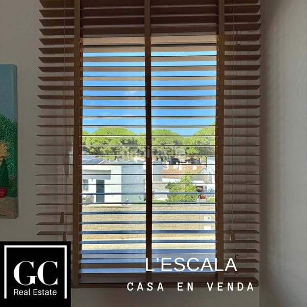 Foto 66dbd147-8aff-4ead-a431-33487a8239f6. Casa pareada oportunitat a l’escala en Port - La Clota - Puig Sec Escala (L´)