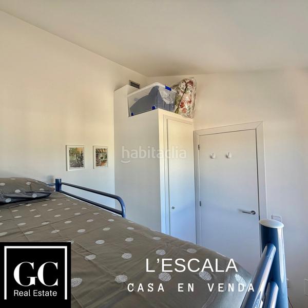 Foto 84f14e72-e4cb-4deb-906b-b8e5cbd91493. Casa pareada oportunitat a l’escala en Port - La Clota - Puig Sec Escala (L´)