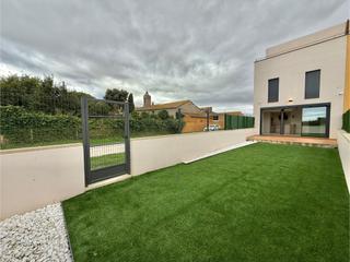 Casa aparellada a Riumors. Casa a poble