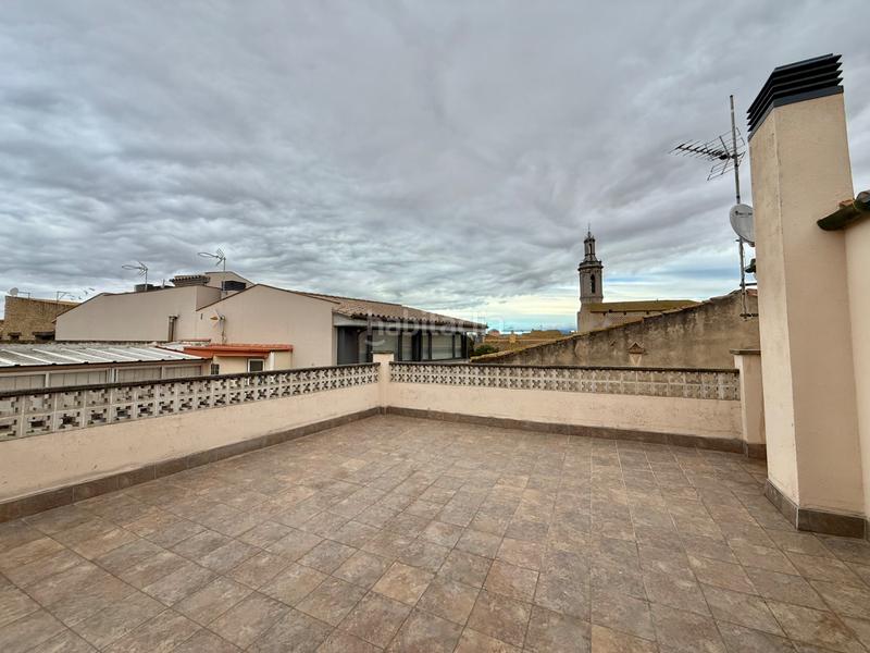 Foto 08f55c26-73cc-4386-9baa-16b42aad2ee2. Masia amb xemeneia calefacció aparcament a Borrassà