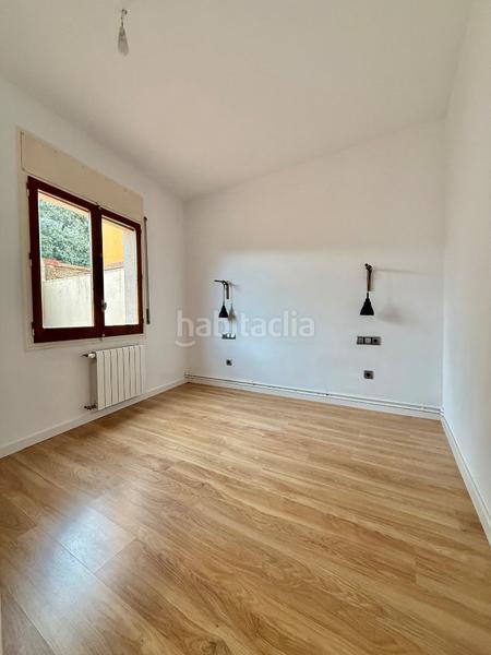 Foto 0a7d7915-e0f5-42d3-8f4f-64d635d60711. Masia amb xemeneia calefacció aparcament a Borrassà