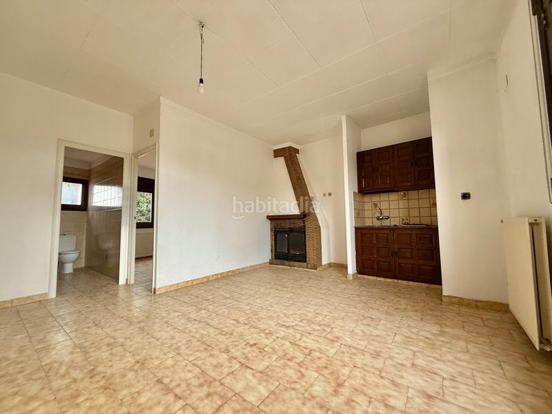 Foto 0e06f7f0-6acf-4386-8283-b9f750d4a5e3. Masia amb xemeneia calefacció aparcament a Borrassà