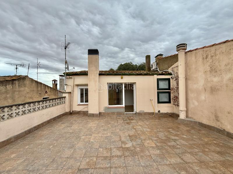 Foto 3ef87ab0-ac4e-4c85-8204-0d39885503df. Masia amb xemeneia calefacció aparcament a Borrassà