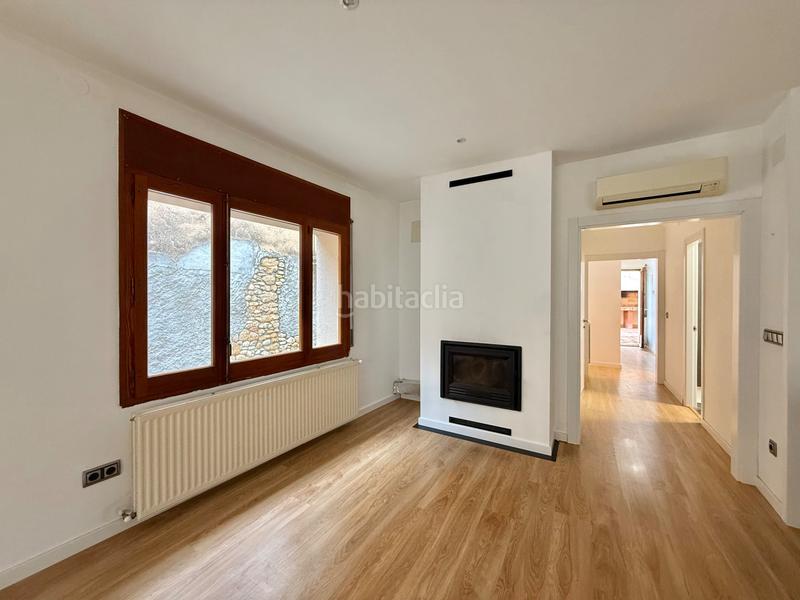 Foto 4738d466-65be-42e7-acd0-3caa40d24dd1. Masia amb xemeneia calefacció aparcament a Borrassà