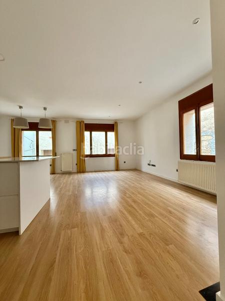 Foto 5a0eee2f-64f0-4737-8fc1-56c4a37b2123. Masia amb xemeneia calefacció aparcament a Borrassà